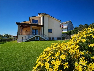 Foto Villa unifamiliare a Torrevecchia Teatina di 350 m² con 6 locali