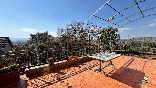 Foto Villa bifamiliare in Via dei Ludi, Sutri di 150 m² con 6 locali