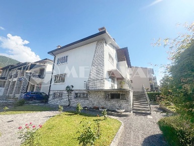 Foto Villa singola a Maniago Centro di 300 m² con 9 locali in vendita