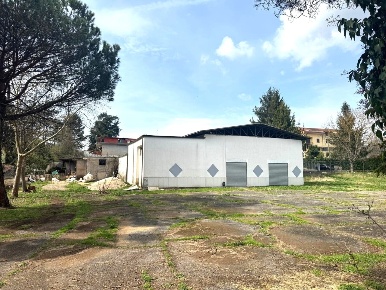 Foto Locale commerciale in Via Guglielmo Milana, Olevano Romano di 1284 m²