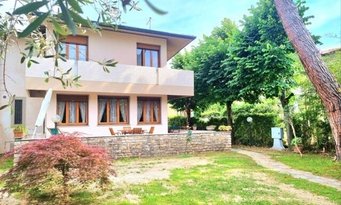 Foto Villa bifamiliare a Forte dei Marmi di 140 m² con 7 locali in affitto