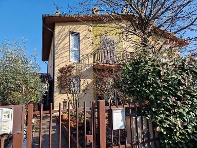 Foto Villa bifamiliare a Inveruno Centro di 212 m² con 4 locali in vendita
