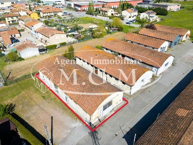 Foto Capannone industriale a Ponsacco Centro di 416 m² con 4 locali