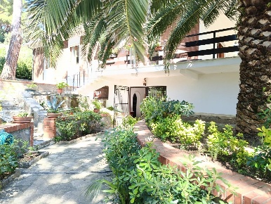 Foto Villa unifamiliare a Livorno Quercianella di 225 m² con 9 locali