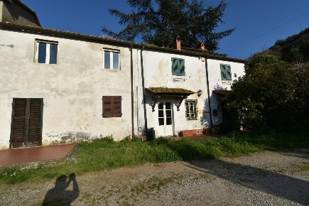Foto Casa indipendente a Lucca Balbano di 158 m² con 7 locali in vendita