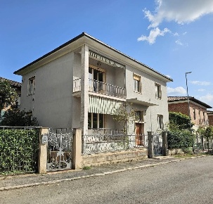 Foto Villa unifamiliare a Siena San Prospero di 300 m² con 10 locali