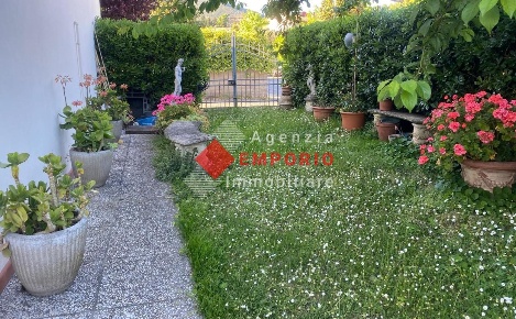 Foto Villa bifamiliare a Vicopisano Centro di 120 m² con 6 locali