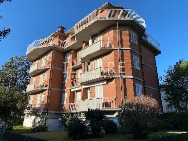 Foto Appartamento a Massa Marina di Massa Centro di 75 m² con 5 locali