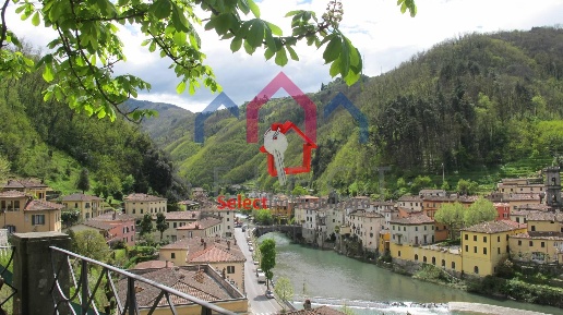 Foto Case semi ndipendenti a Bagni di Lucca Centro con 9 locali in vendita