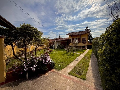 Foto Villa unifamiliare a Carrara Fontia, Fossola, Fossone di 276 m²