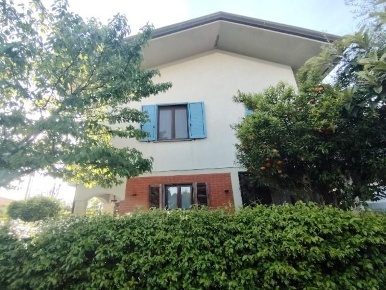 Foto Case semi ndipendenti a Massa Cinque Vie di 180 m² con 6 locali