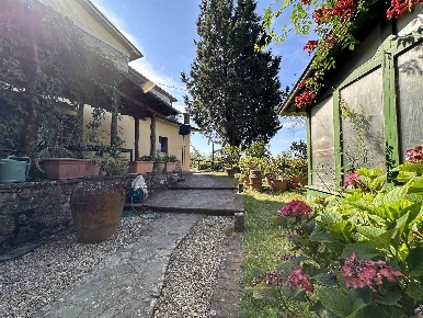 Foto Villa bifamiliare a Pontassieve di 189 m² con 10 locali in vendita