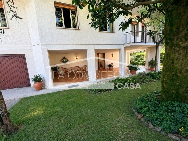 Foto Villa unifamiliare a Mogliano Veneto Alture di 110 m² con 9 locali