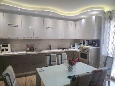 Foto Appartamento in Via Trento 27, Viagrande Centro di 130 m² con 5 locali
