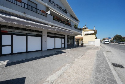 Foto Negozio in Via Roma, Silvi Silvi Marina di 253 m² con 1 locali