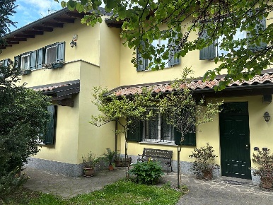 Foto Villa bifamiliare a Gambolò Centro di 251 m² con 6 locali in vendita