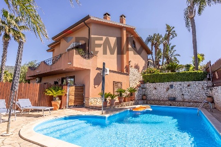 Foto Villa unifamiliare in via degli ulivi 10, Taormina di 359 m²