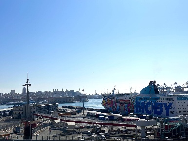 Foto Appartamento in Via Milano 40, Genova Dinegro di 90 m² con 5 locali