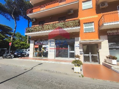 Foto Negozio in Via Francesco Donati 64, Roma Dragona di 50 m² con 1 locali