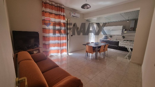 Foto Appartamento in Via Oliveto 7, Giardini-Naxos di 107 m² con 4 locali