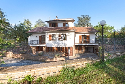 Foto Villa unifamiliare in Strada Acquabianca 27, Viterbo di 325 m²