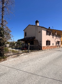 Foto Case semi ndipendenti in via Dante Mattii 22, Montegiorgio di 200 m²
