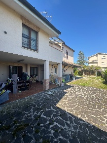 Foto Case semi ndipendenti in via Dante Mattii 22, Montegiorgio di 200 m²