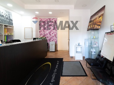 Foto Negozio in Via Giarre 75, Roma Borghesiana di 50 m² con 2 locali