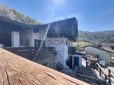 Foto Casa indipendente a Brentonico di 182 m² con 6 locali in vendita
