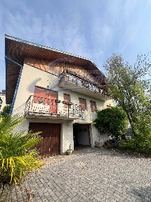 Foto Villa unifamiliare a Uggiate con Ronago di 400 m² con 6 locali