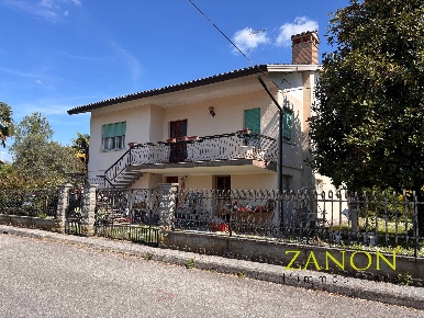 Foto Casa indipendente in Via Treffen, Capriva del Friuli di 228 m²