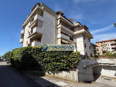 Foto Appartamento in via poggioletto, Massa Centro di 95 m² con 3 locali