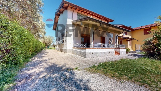 Foto Villa unifamiliare a Pietrasanta di 260 m² con 8 locali in vendita