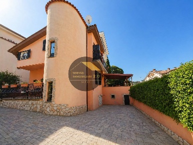Foto Villa unifamiliare in largo cesare colizza 73, Marino Centro di 177 m²