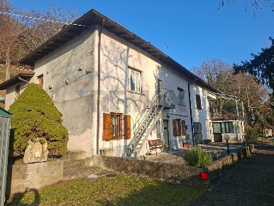 Foto Case semi ndipendenti a Endine Gaiano Endine di 140 m² con 4 locali