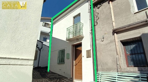 Foto Casa indipendente in Frazione Rocciano, Teramo di 88 m² con 4 locali