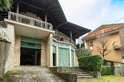 Foto Villa unifamiliare in bixio 1, Casatenovo Centro di 380 m² in vendita