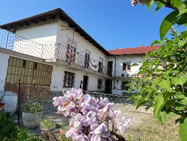 Foto Rustico in via santa Maria 21, Castagnole delle Lanze di 350 m²