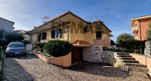 Foto Villa unifamiliare in Via Sirio Frazione Torre San Rocco 3, Pineto