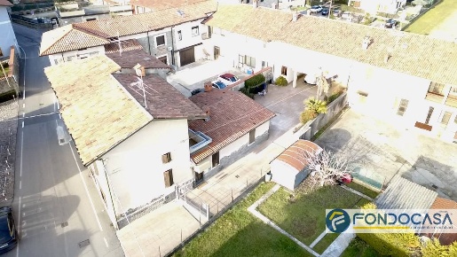 Foto Villa unifamiliare a Castelli Calepio Centro di 198 m² con 5 locali