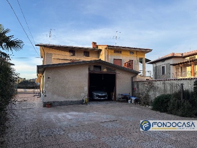 Foto Villa unifamiliare a Castelli Calepio Centro di 198 m² con 5 locali