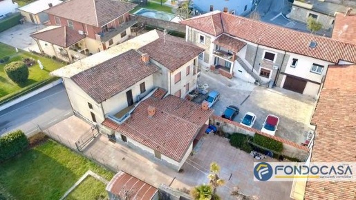 Foto Appartamento a Castelli Calepio Centro di 198 m² con 6 locali