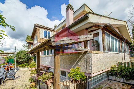 Foto Villa a schiera in Via Bronzolo 20, Roma Infernetto di 190 m²