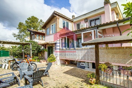 Foto Villa a schiera in Via Bronzolo, Roma Infernetto di 190 m² in vendita