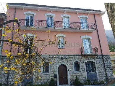 Foto Casa indipendente a Ospedaletto d'Alpinolo di 380 m² con 12 locali