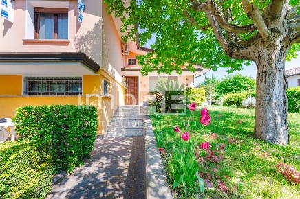 Foto Case semi ndipendenti in Via evangelista torricelli 27, di 194 m²