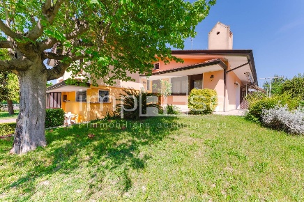 Foto Case semi ndipendenti in Via evangelista torricelli 27, di 194 m²