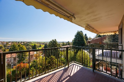 Foto Appartamento in Via Dei Pini, Pino Torinese di 176 m² con 5 locali