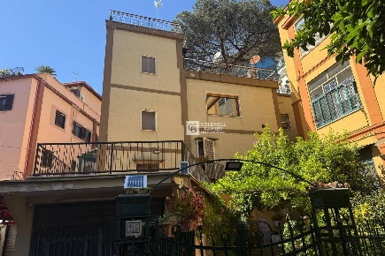 Foto Appartamento in Via Carlo De Marco 25, Napoli San Carlo All'Arena