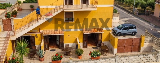Foto Appartamento in via Scirocco 1c, Carloforte di 120 m² con 3 locali